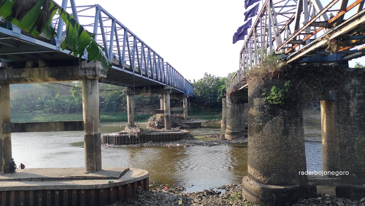 AIR SURUT: Bebatuan di bawah Jembatan Kaliketek mulai terlihat, penanda air mulai surut. Kewaspadaan diperlukan mengingat kemarau panjang. (DHANI WAHYU ALFIANSYAH/RDR.BJN)