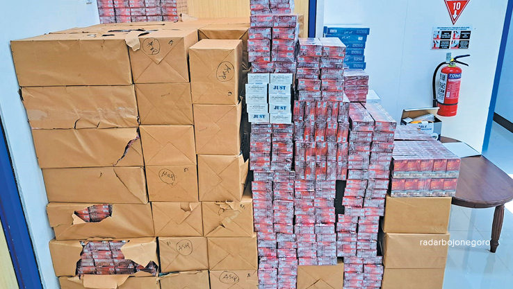 DISITA: Beragam merek rokok di dalam mobil disita petugas KPPBC TMPC C Bojonegoro. Rokok tanpa disertai pita cukai. (ISTIMEWA FOR RDR.BJN)