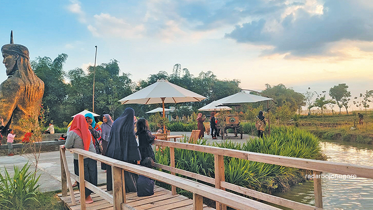 POTENSI DESA: Para Pengunjung Desa Wisata Noyo Gimbal Desa Bangsri berdatangan penuhi wisata. (LUKMAN HAKIM/RDR.BLORA)
