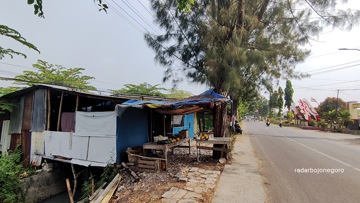 DITEGUR LISAN DULU: PKL di jalan raya Sugio bakal ditertibkan. (ANJAR DWI PRADIPTA/RDR.LMG)