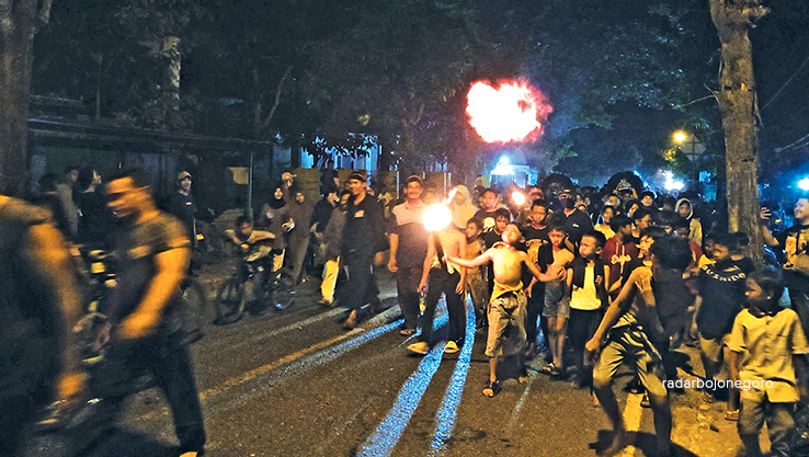 TRADISI SURA: Pemuda Kelurahan Kunden, Blora, rayakan tradisi lamporan. Bawa obor dan atraksi api, Kamis malam (27/7). (ISTIMEWA FOR RDR.BLORA)