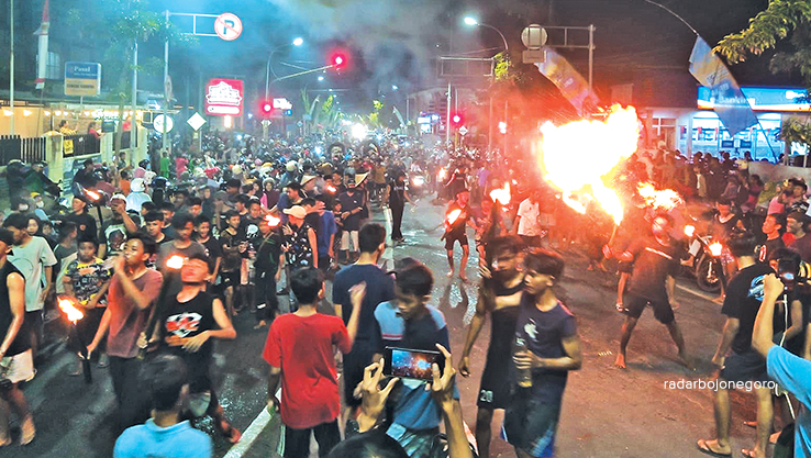TRADISI SURA: Pemuda Kelurahan Kunden, Blora, rayakan tradisi lamporan. Bawa obor dan atraksi api, Kamis malam (27/7). (ISTIMEWA FOR RDR.BLORA)