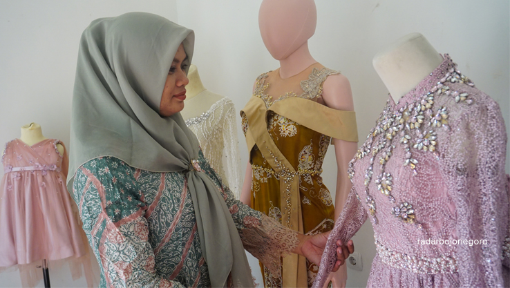 TATA BUSANA: Desainer fesyen asal Desa Semenpinggir merancang busana. (YUAN EDO/RDR.BJN)