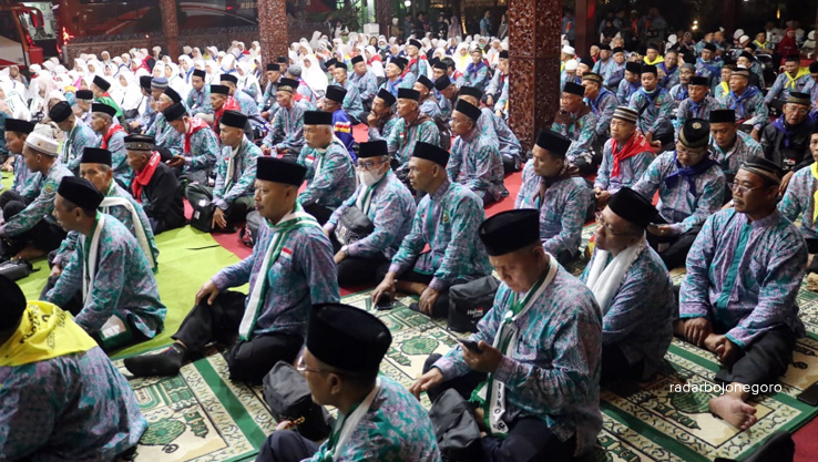 SEGERA PULANG: Jemaah haji Blora saat pemberangkatan di depan Pendapa Bupati bulan lalu. (LUKAMAN HAKIM/RDR.BLORA)