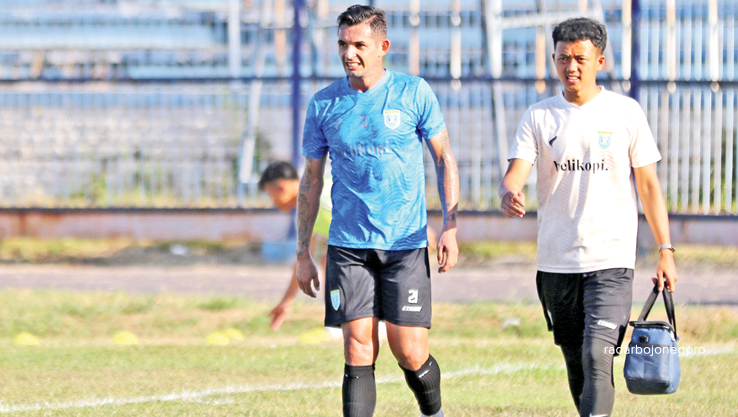 MENEPI: Pemain naturalisasi Persela, Silvio Escobar diturunkan di babak pertama saat Persela uji coba melawan Nusantara United, Sabtu (29/7). (ANJAR DWI PRADIPTA/RDR.LMG)