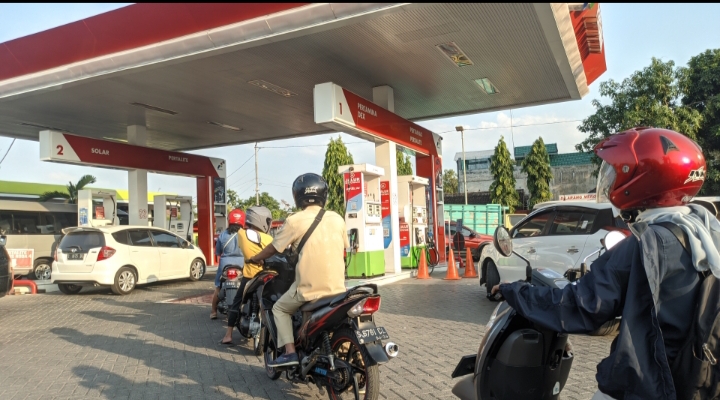 WAHYU DHANI ALFIANSYAH/RDR.BJN BBM NAIK: BBM nonsubsidi naik, SPBU di Bojonegoro terapkan tarif baru. Tampak antrean di salah satu SPBU di kawasan perkotaan Bojonegoro.