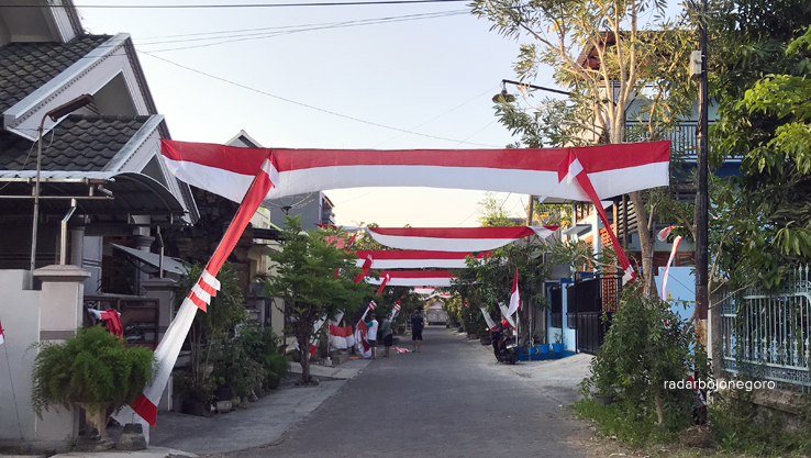 KEMERDEKAAN: Gang-gang dan jalan di Bojonegoro mulai dipasangi bendera Merah Puti. Agustus tiba, ribuan bendera Merah Putih berkibar. (BHAGAS DANI PURWOKO/RDR.BJN)