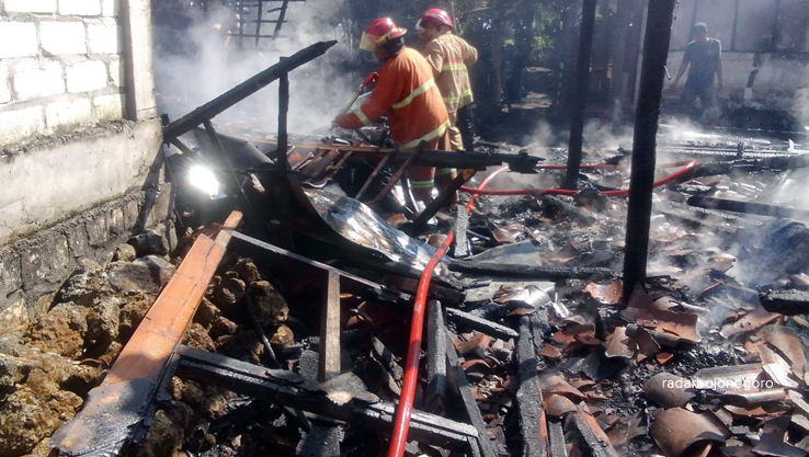 LUDES: Petugas damkar memadamkan kebakaran rumah di Desa Pomahan, Kecamatan Baureno, Bojonegoro. Api dari tungku. (DHANI WAHYU ALFIANSYAH/RDR.BJN)