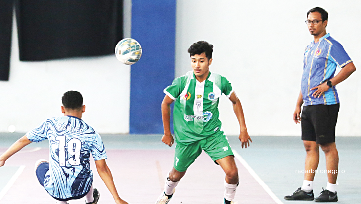 PERSIAPAN MENUJU PORPROV: Tim futsal Lamongan ketika beruji coba di Sport Center Lamongan. (ANJAR DWI PRADIPTA/RDR.LMG)