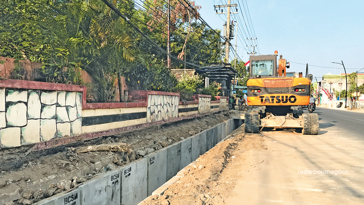TATA KOTA: Alat berat proyek trotoar dan drainase di Jalan Teuku Umar, Bojonegoro. Dinas PKP Cipta Karya berharap sebelum musim hujan rampung. (BHAGAS DANI PURWOKO/RDR.BJN)