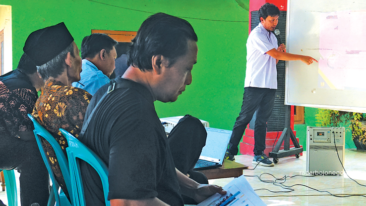 BENCANA: Warga Kelurahan Jetak mengikuti sosialisasi penanganan longsor tebing Bengawan Solo kemarin (1/8). (YUAN EDO/RDR.BJN)