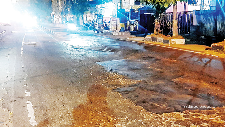 DIPERBAIKI BULAN INI: Jalan Veteran Lamongan yang kondisinya tidak rata. (MERRY ISNAWATI/RDR.LMG)
