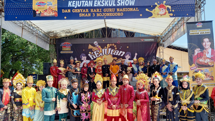 MERIAH: Gelaran ekstrakurikuler show SMAN 3 Bojonegoro bekerja sama dengan PT Wings Surabaya. Berbagai ekstrakurikuler ditampilkan dan meraih berbagai apresiasi. (ISTIMEWA FOR RDR.BJN)