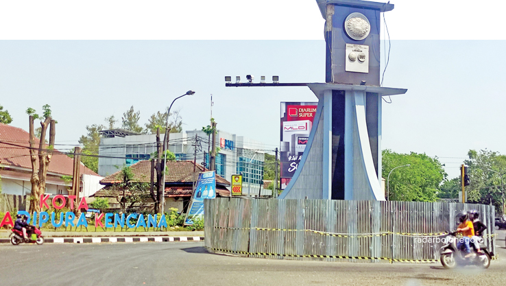 DIPERCANTIK: Tugu Adipura Lamongan bakal diperbaiki pada beberapa bagian. (ANJAR DWI PRADIPTA/RDR.LMG)