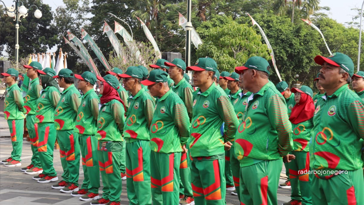 SIAP TANDING: Para atlet berbaris saat pembukaan Porprov Jateng di Alun-Alun Blora kemarin (3/8). (LUKMAN HAKIM/RDR.BLORA)