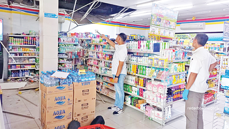 JEBOL PLAFON: Minimarket di Desa Plosowahyu, Kecamatan Lamongan yang dibobol pencuri. Rekaman CCTV terlihat seorang pelaku di minimarket tersebut. (ISTIMEWA FOR RDR.LMG)