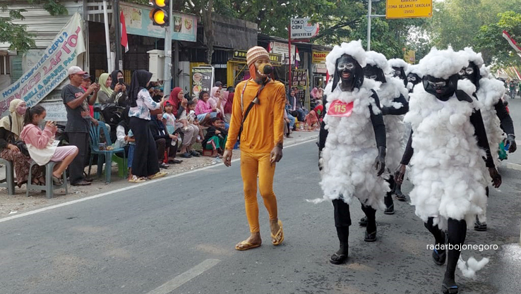 KREATIF: Peserta gerak jalan di Kecamatan Cepu mengenakan kostum shaun the sheep untuk menghibur warga. &nbsp;(LUKMAN HAKIM/RDR.BLORA)