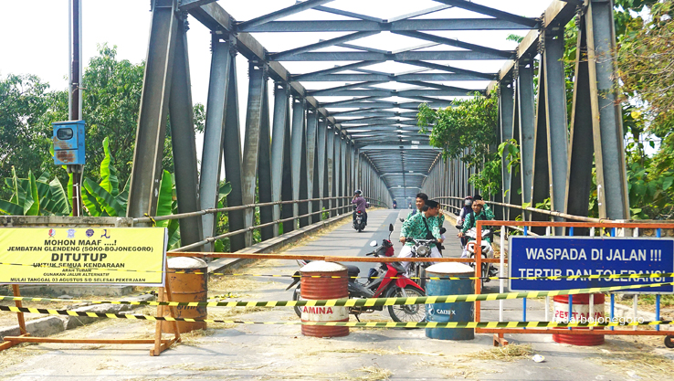 DITUTUP: Pengendara mencoba menerobos di Jembatan penghubung Kecamatan Soko, Tuban dengan Desa Kalirejo, Bojonegoro. Jembatan Glendeng ini resmi ditutup kemarin (3/8) hingga Desember mendatang. (YUAN