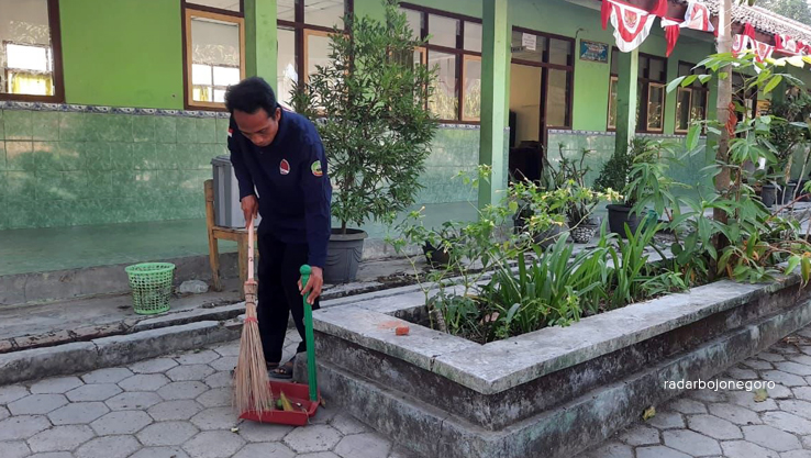 BEKERJA SEPENUH WAKTU: Seorang penjaga SD Negeri 2 Banjarejo, Sugiri mengais rezeki dengan tulus dan ikhlas. Ia hanya berharap agar honornya layak. (RAHUL OSCARRA DUTA/RDR.BLORA)