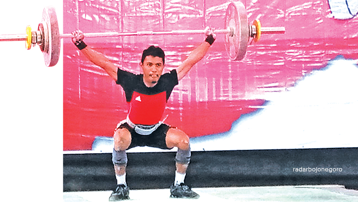 KONSENTRASI: Atlet Angkat Besi Blora saat pertandingan di Porprov. Dengan penuh konsentrasi berhasil menggondol tiga medali emas. (ISTIMEWA FOR RDR.BLORA)