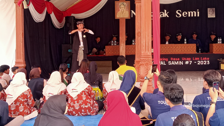 DISKUSI: Berbagai eleman masyarakat berdiskusi tentang ajaran samin di Balai Budaya Masyarakat Samin Sabtu (5/8). (EKA F. MELLINIA/RDR.BJN)
