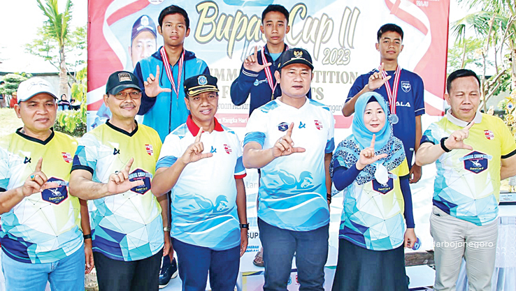 SUKSES: Bupati Yes bersama Sekdakab Lamongan Drs. Moh. Nalikan, MM, Ketua Umum PRSI Pengkab Lamongan Laily Indayati, Kepala Dinas Pendidikan Lamongan Munif Syarif, Kepala Kantor Kemenag Lamongan M. Sy