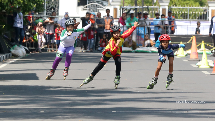 ADU CEPAT: Atlet sepatu roda sedang adu kecepatan di Jalan Mastumapel Bojonegoro kemarin (6/8). Sebanyak 105 atlet berpastisipasi pada dua ketegori kejuaraan. (YUAN EDO/RDR.BJN)