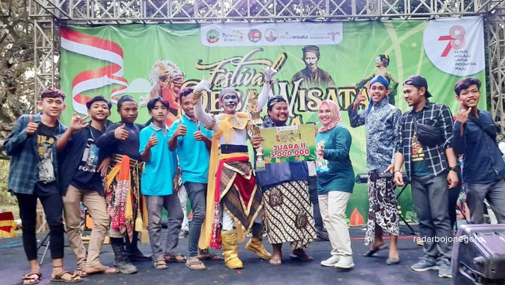 JUARA DESA WISATA: Wakil Bupati Blora Tri Yuli Setyowati foto bersama dengan tim Desa Tempellemahbang, Kecamatan Jepon, sebagai raih juara 2 Festival Desa Wisata Blora 2023 Senin (7/8). (LUKMAN HAKIM/