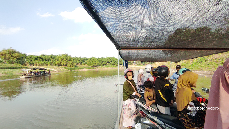 MENYEBERANG BENGAWAN: Perahu penyeberangan Bengawan Solo tepatnya di tambangan Desa Simo, Tuban dan Desa Kalirejo, Bojonegoro. (DHANI WAHYU ALFIANSYAH/RDR.BJN)