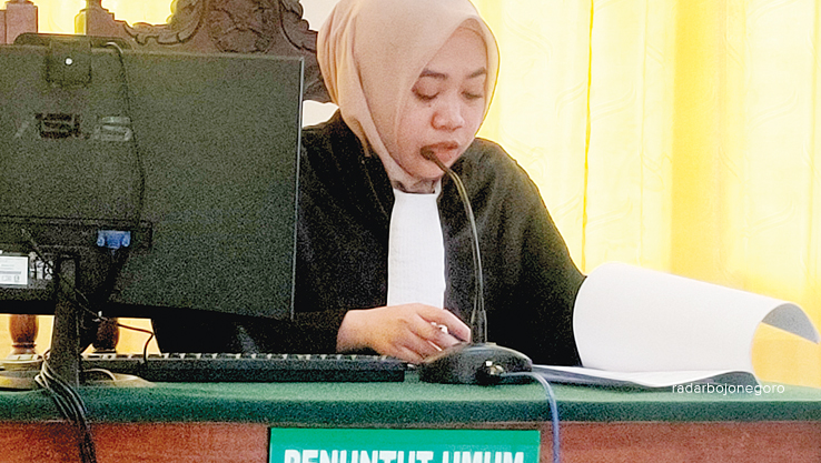 BACAKAN TUNTUTAN: Jaksa Penuntut Umum Putri Kusuma Whardhani membacakan tuntutan pada kasus penganiayaan di Desa Kramat, Kecamatan Lamongan kemarin (7/8). &nbsp;(ISTIMEWA FOR RDR.LMG)