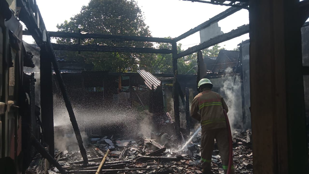 JAGO MERAH: Petugas damkar padamkan api warung di Kasiman pada Selasa sore lalu (8/8). (IST/RDR.BJN)