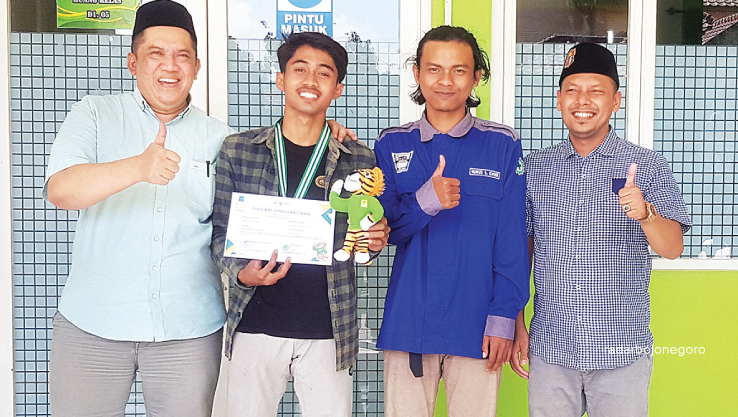 BERI DUKUNGAN PENUH: Rektor Unisla Dr. Abdul Ghofur, SE, MS.i saat berfoto bersama Wakil Dekan Fakultas Teknik Unisla sekaligus Pembina UKM Jemapala Dr. H. Sugeng Dwi Hartantyo, ST., MT, Ketua Jemapal