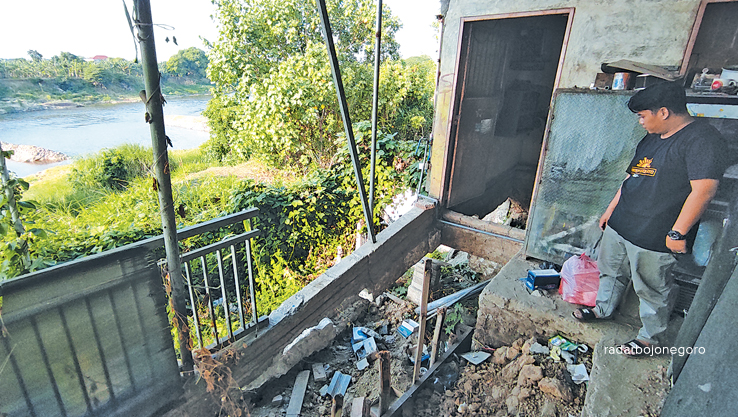 LONGSOR: Sekitar 15 rumah lain di Kelurahan Jetak, terdampak longsor. Warga menunggu kepastian perbaikan dari BBWS. (DHANI WAHYU ALFIANSYAH/RDR.BJN)