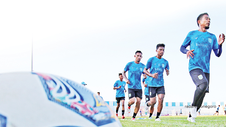 TIAP INDIVIDU DIPANTAU: Jajaran pelatih Persela mengagendakan beberapa program, dengan tujuan untuk membenahi segala kekurangan tim. (ANJAR DWI PRADIPTA/RDR.LMG)