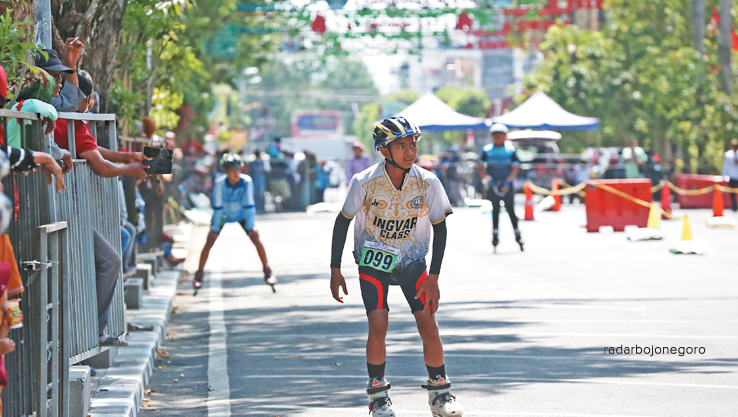 PERSIAPAN PORPROV: Atlet sepatu roda sedang adu kecepatan di Jalan Mastumapel Bojonegoro. Pada Porprov tahun ini cabor sepatu roda akan mengirimkan satu atlet. (Yuan Edo/RDR.BJN)