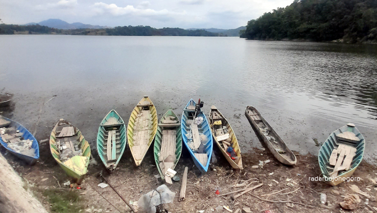 WADUK PACAL: Indahnya pemandangan di bantaran Waduk Pacal memanjakan penglihatan. Pemancing asal Nganjuk menikmati keindahan sambil memancing. (AHMAD HAKAM ALGHIVARI/RDR.BJN)