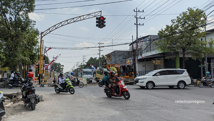 DITUTUP: Jalan Teuku Umar Bojonegoro ditutup, karena ada proyek drainase. Warga berharap pengerjaan dipercepat. (DHANI WAHYU ALFIANSYAH/RDR.BJN)