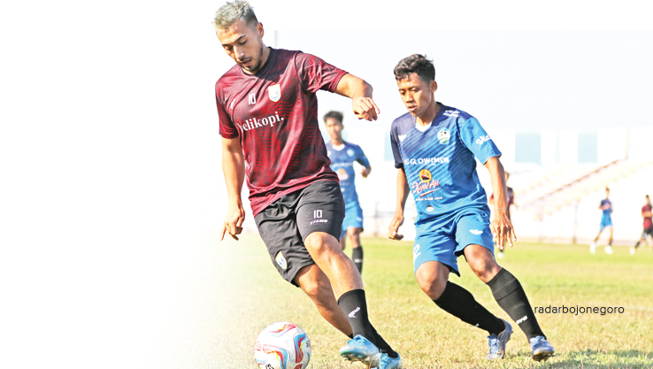 KALAH LEVEL: Pemain Persela dan Porprov Lamongan pada latihan bersama di Stadion Surajaya Lamongan. (ANJAR DWI PRADIPTA/RDR.LMG)