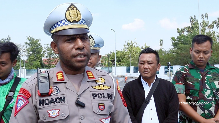 BERI KETERANGAN: Kasatlantas Polres Blora, AKP Noach Hendrik menjelaskan regulasi sepeda listrik. (RAHUL OSCARRA DUTA/RDR.BLORA)