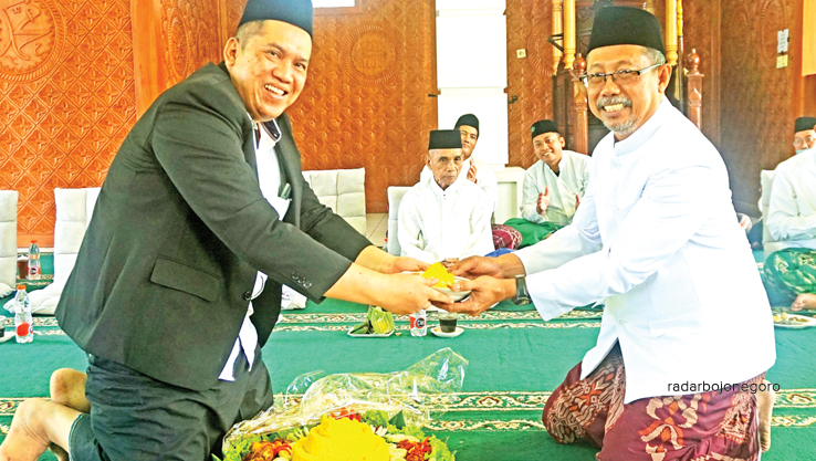 TUMPENGAN TANDA SYUKUR: Rektor Unisla Abdul Ghofur dan Ketua Yayasan YPPTI Sunan Giri Lamongan Bambang Eko Muljono merayakan Dies Natalis Unisla ke-23. (ISTIMEWA FOR RDR.LMG)