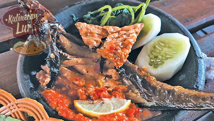 SEDAP: Masakan olahan ikan asap selalu menggugah selera. Rasa gurih dari kuah santan dipadukan sambal makin sedap. (RAHUL OSCARRA DUTA/RDR.BLORA)