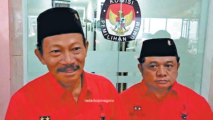 MUNDUR: Jani (kiri) dan Iyong tiba di KPU saat pendaftaran bacaleg pada Mei lalu. Kedua kades itu mengundurkan diri. (ISTIMEWA FOR RDR.BLORA)