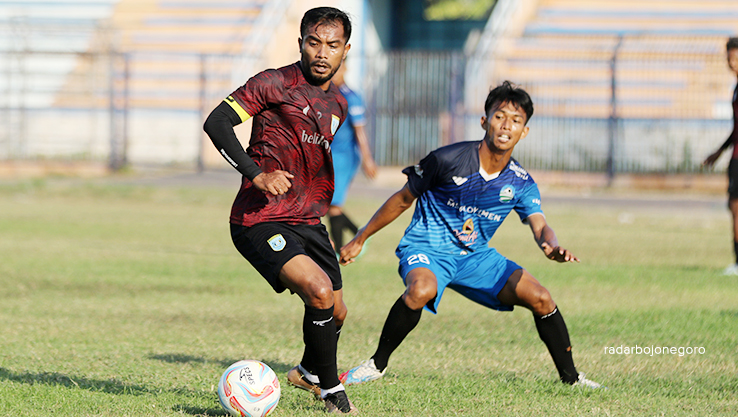 TUNGGU JADWAL LIGA 2TUNGGU JADWAL LIGA 2: Pemain Persela berlatih bersama dengan pemain Porprov di Stadion Surajaya Lamongan (10/8). Pelatih Djanur berharap jadwal Liga 2 segera turun agar dapat menyu