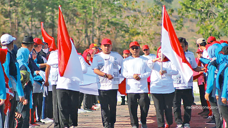 KEMERDEKAAN: Sebanyak 72 lansia ikuti kegiatan Tour de Lansia berupa upacara bentangkan bendera 78 meter dalam rangka HUT ke-78 RI. (ISTIMEWA FOR RDR.BJN)