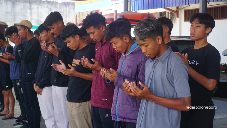 BERDOA: Tim sepak bola proprov sedang berdao sebelum berangkat akan menjalani pra porprov ke Kota Kediri kemarin (12/8). (YUAN EDO/RDR.BJN)