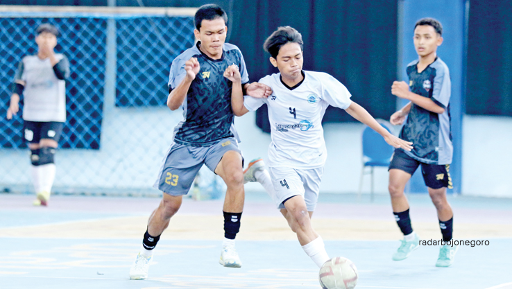 MASIH KEBOBOLAN: Pemain futsal Porprov Lamongan beruji coba melawan tim SMAN 1 Sukodadi kemarin. &nbsp;(ANJAR DWI PRADIPTA/RDR.LMG)
