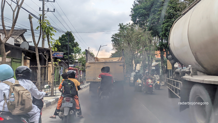 POLUSI: Kendaraan besar memengaruhi kualitas udara di kawasan Kota Bojonegoro, hingga kemarin (14/8) masih menyentuh kategori tidak sehat bagi kelompok rentan. (DHANI WAHYU ALFIANSYAH/RDR.BJN)