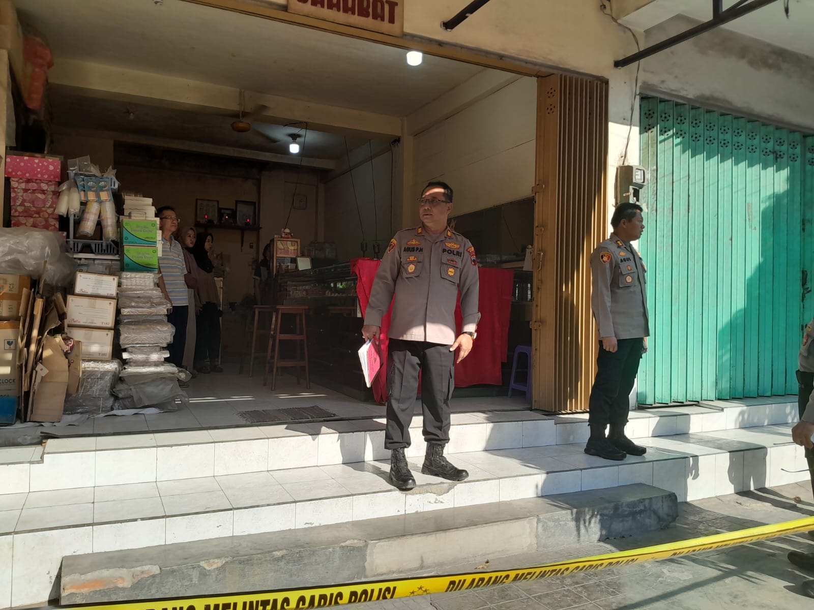 TKP: Polisi melakukan olah TKP di lokasi perampokan. (ISTIMEWA FOR RDR.BLORA)