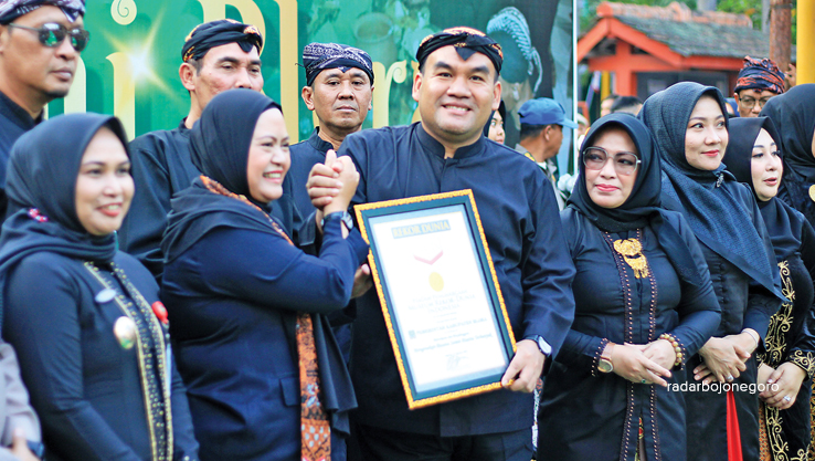 CETAK REKOR: Bupati Blora Arief Rohman mewakili masyarakat blora dalam menerima penghargaan rekor MURI sebagai penyaji sego berkat godong jati terbanyak. (ISTIMEWA FOR RDR.BLORA)