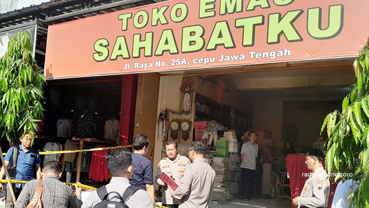 PENYELIDIKAN: Petugas sedang melakukan olah TKP aksi perampokan toko emas di Cepu. Penyelidikan terus dikembangkan untuk membekuk pelaku. (LUKMAN HAKIM/RDR.BLORA)